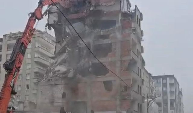 Ağır hasarlı bina tek dokunuşla yerle bir oldu