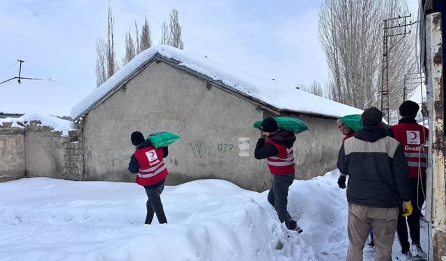 Ağrı'da Kızılay'dan ihtiyaç sahiplerine kömür yardımı