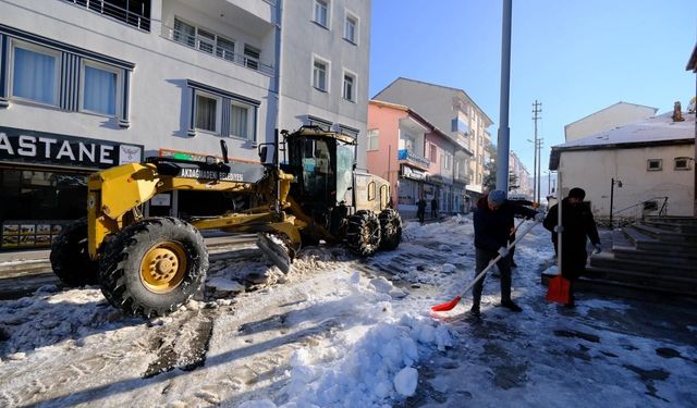 Akdağmadeni Belediyesi ekipleri yoğun kar mesaisinde