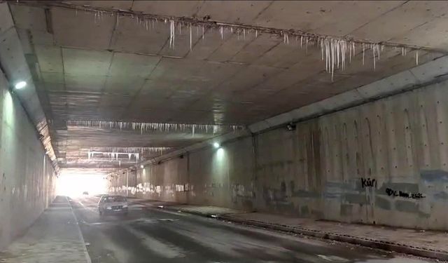 Altgeçitteki buz sarkıtları sürücüleri tedirgin etmeye devam ediyor