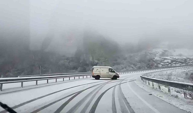 Amasra'da kar yağışı sürücülere zor anlar yaşattı