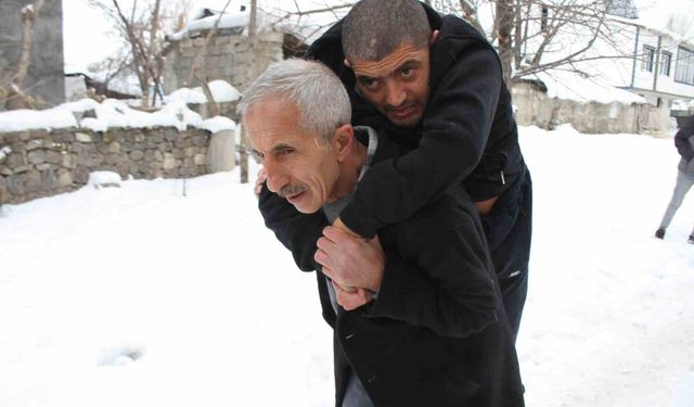 Annesinin mezarına gidebilmek için talep ettiği sandalyeye kavuştu