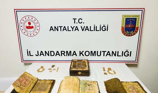 Antalya'da durdurulan araçtan tarihi Kur'an-ı Kerim ve tarihi eser çıktı