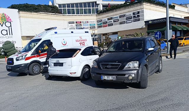 Antalya'da iki otomobilin çarpıştığı kazada aynı aileden 3 kişi yaralandı