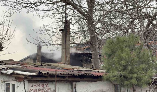 Arnavutköy'de yaşlı adamın yaşadığı gecekondu alev alev yandı