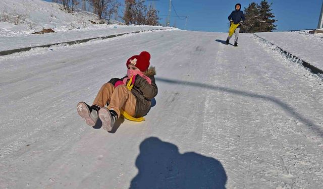 Aşkale'de dondurucu soğuklara rağmen hayat devam ediyor: Çocuklar -30'da kayarak eğlendi
