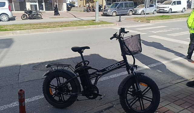 Aynı istikamette giden motosiklet ile elektrikli bisiklet çarpıştı: 1 yaralı