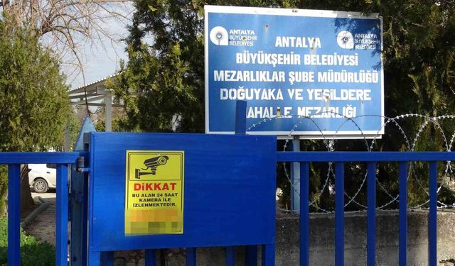 Babasının mezarındaki çiçekleri söküp uyuşturucu sakladılar
