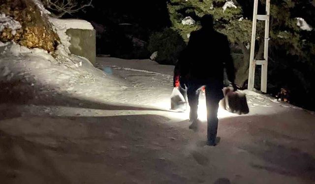 Bağ evinde mahsur kalan aileye itfaiyeden erzak desteği