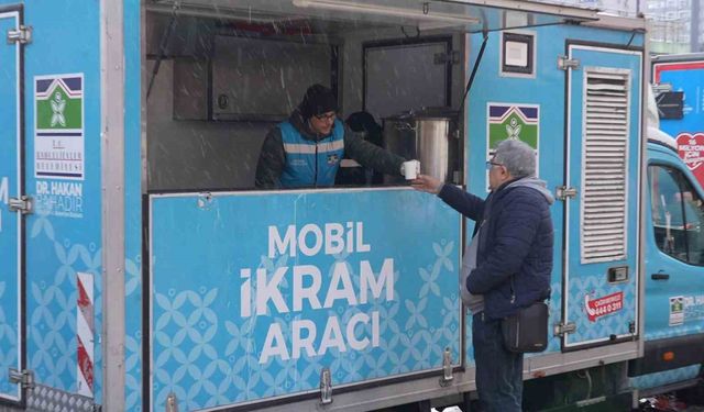 Bahçelievler'de kar mesaisi: Tuzlama, temizlik ve sıcak çorba ikramı