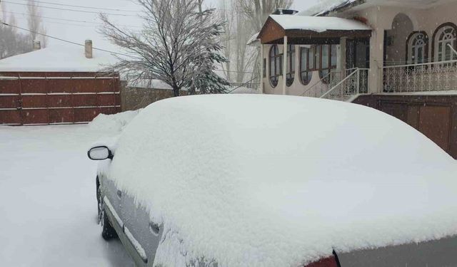 Başkale'de 19 yerleşim yerinin yolu ulaşıma kapandı