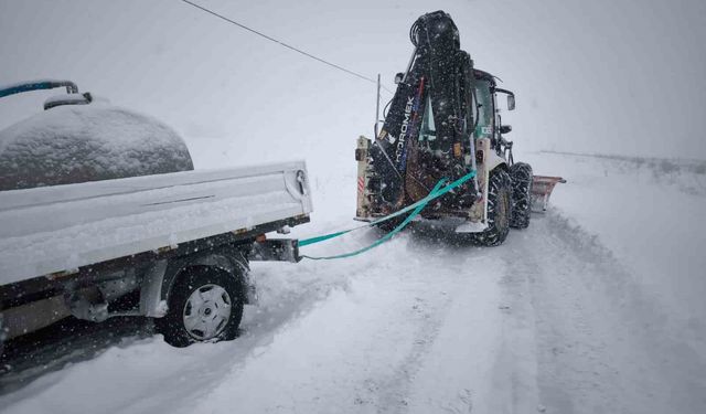 Bayburt'ta karla mücadele çalışmaları aralıksız sürüyor