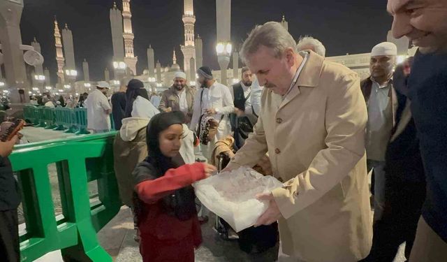 BBP Genel Başkanı Destici, Mescid-i Nebevi'de vatandaşlarla buluştu