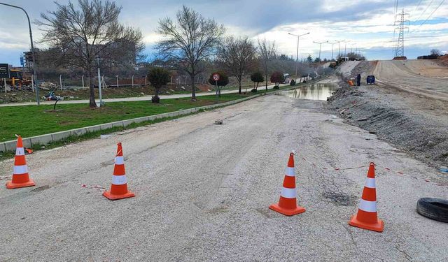 Belediye su tahliyesi yerine yolu kapattı, yapım aşamasındaki yolu açtı