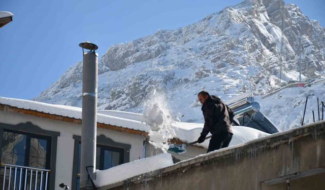 Beytüşşebap'ta damlarda biriken kar temizleniyor