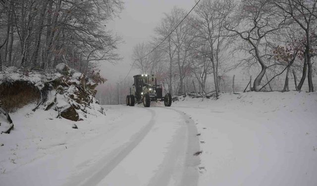 Biga'da karla kaplanan 2 köy yolu açıldı