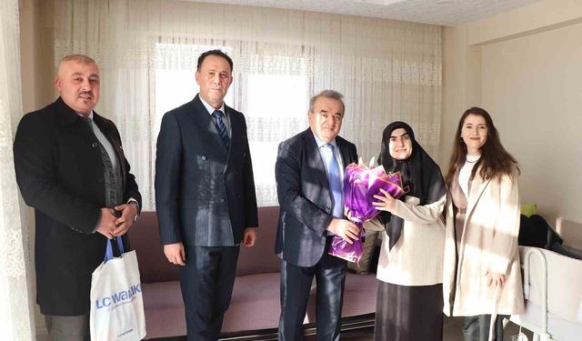 Bilecik'te evde eğitim öğrencisine karne sevinci