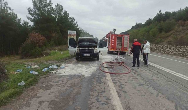 Bilecik'te seyir halindeki ticari araç bir anda alev aldı