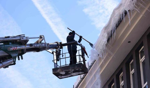 Bingöl'de buz sarkıtları itfaiye ekiplerince temizlendi