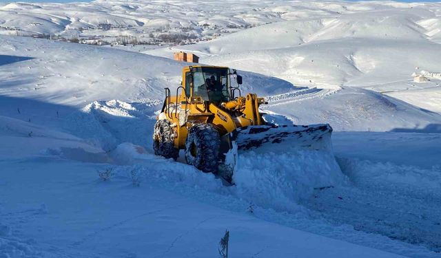 Bingöl'de yoğun kar yağışı sonrası köy yollarında çalışmalar devam ediyor