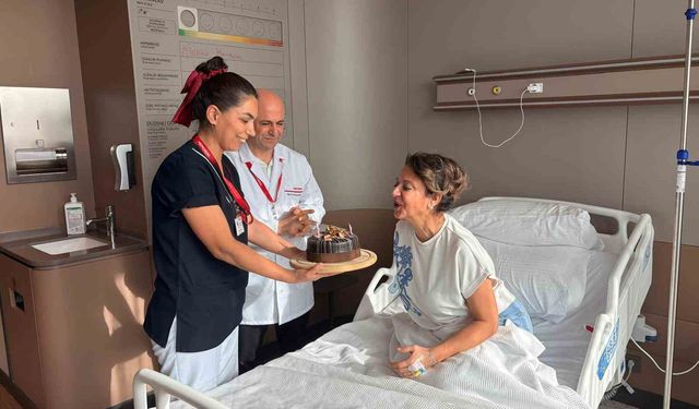 Bir yıl yutma mücadelesi veren doktor, doğum günü pastasını yutabilmenin mutluluğunu yaşadı