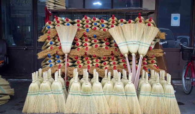 Bir zamanların vazgeçilmeziydi, şimdi yok oluyor: Ot süpürgelerde son ustalar