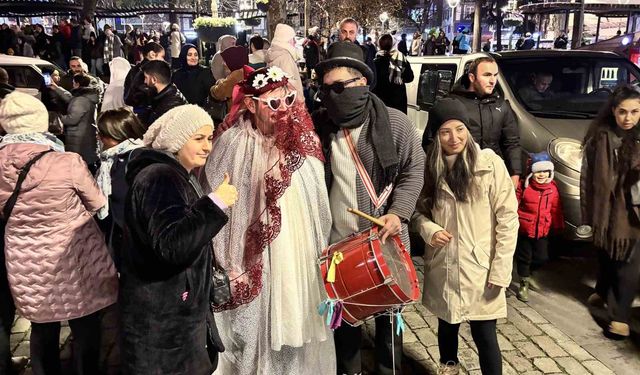 Birbirinden ilginç kostümlerle Kalandar geleneği yaşatıldı