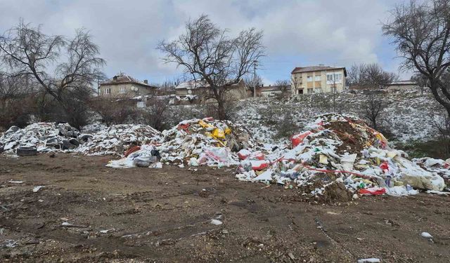 Boş araziye bırakılan atıklar tepeler oluşturdu