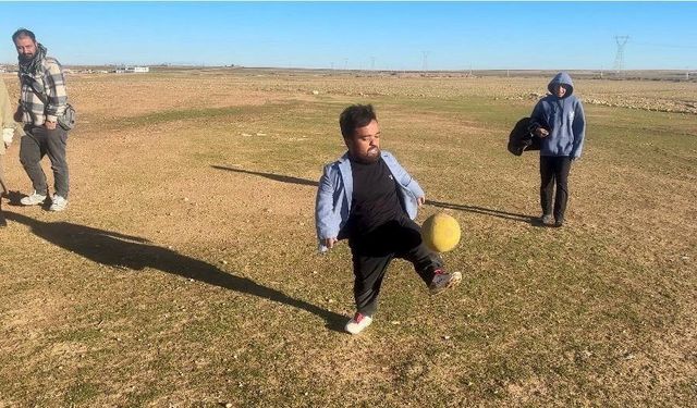 Boyu kısa ama yeteneği büyük: Mesafe tanımadan futbol topuyla her hedefi tutturuyor