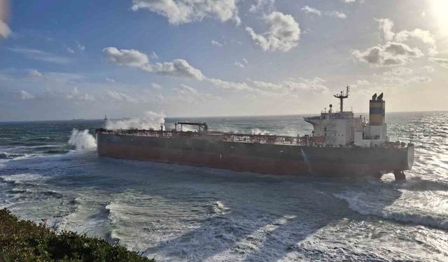Bozcaada açıklarında boş ham petrol tankeri karaya oturdu