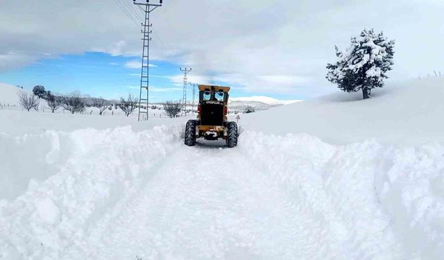 Büyükşehir, kırsalda karla mücadeleyi sürdürüyor
