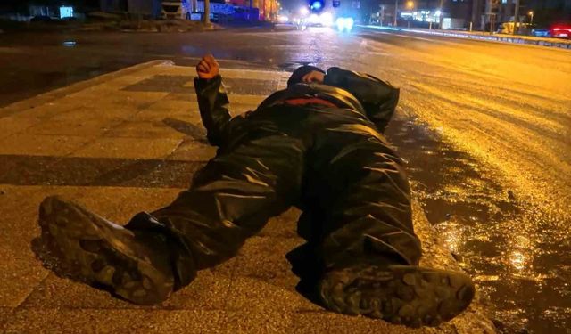 Buzlu yolda motosiklet kaydı, yola savrulan kurye yaralandı