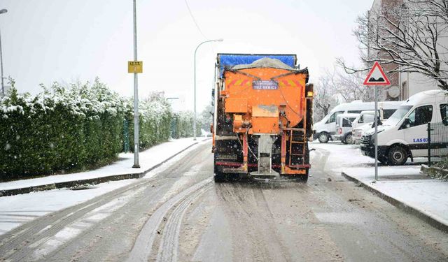 Çayırova'da karla mücadele sürüyor