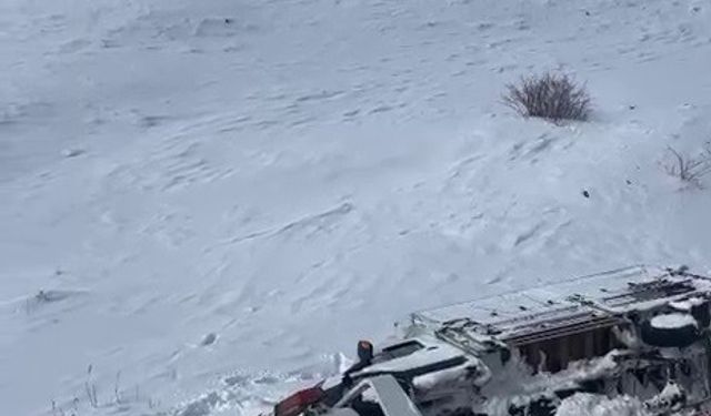 Çekici taşıdığı araç ile şarampole devrildi