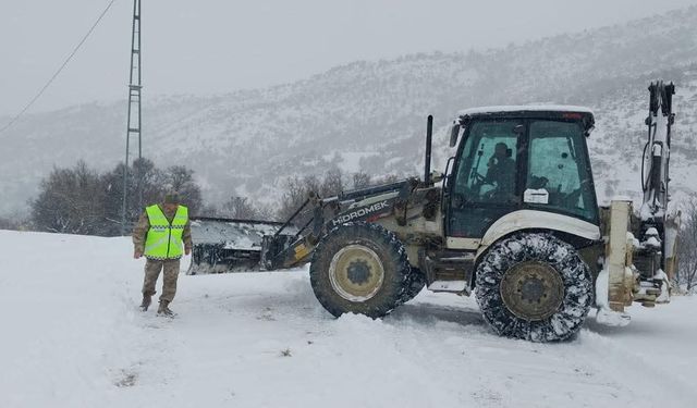 Çemişgezek'te karla kaplı yol açıldı, ekipler hasta inek için seferber oldu