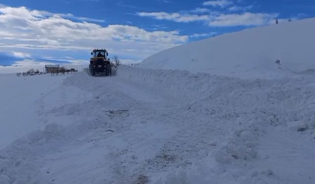 Cenaze aracı yolda kaldı, iş makineleri kapanan yolu açtı