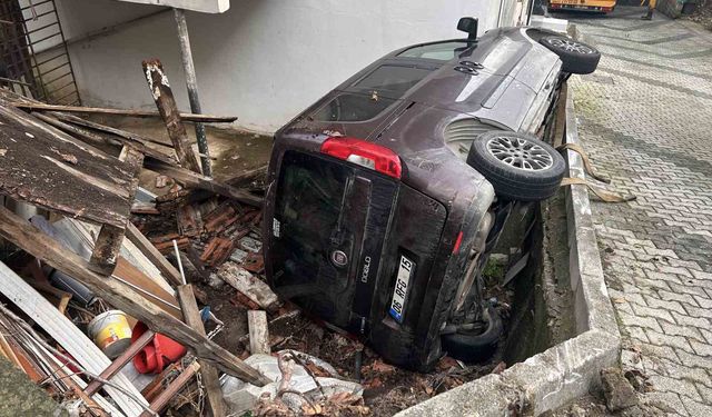 Çengelköy'de vitesi boşta kalan araç bahçeye uçtu