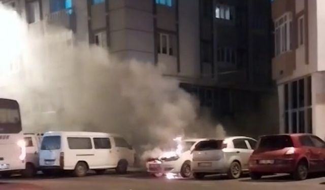 Çorlu'da park halindeki otomobile alev alev yandı