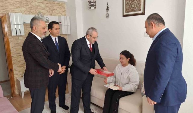 Çorum'da evde eğitim gören öğrencinin karnesini milli eğitim müdürü verdi