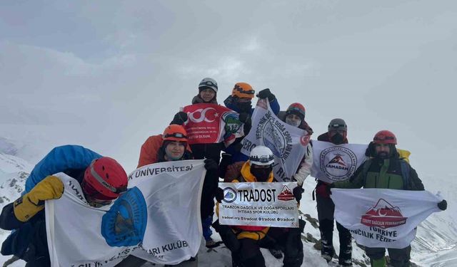 Demirkapı Tepesi'ne kış zirve tırmanışı