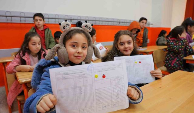 Deprem bölgesindeki Haydar Aliyev İlkokulu'nda karne heyecanı