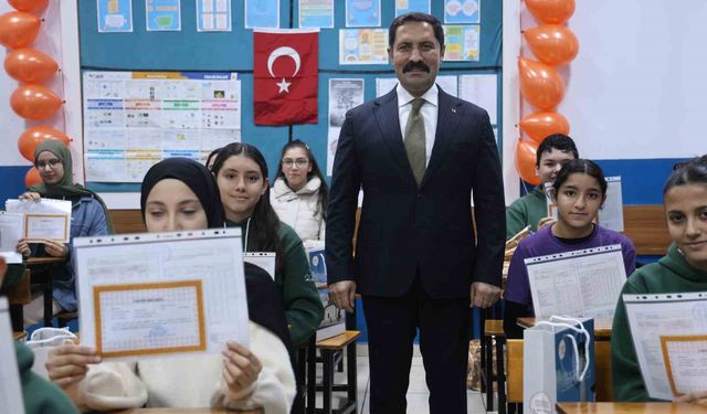 Depremin ardından 224 yeni okulun inşa edildiği Hatay'da 374 bin öğrenci karne heyecanı yaşadı