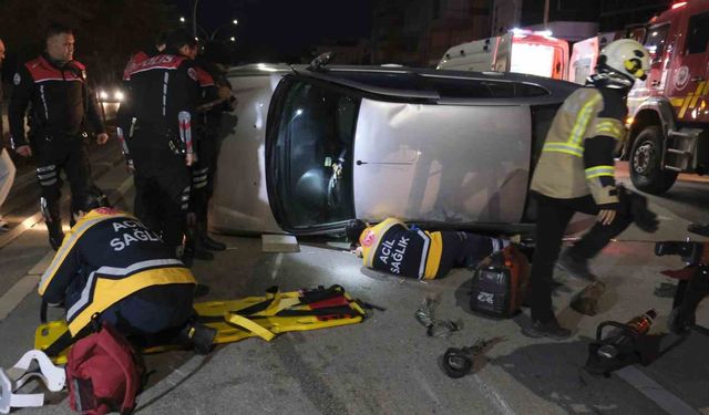 Devrilen otomobilin altında kalan sürücü itfaiye ekiplerince çıkarıldı