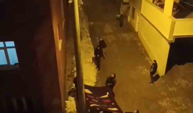 Direkte mahsur kalan kedi açılan battaniye ile kurtarıldı