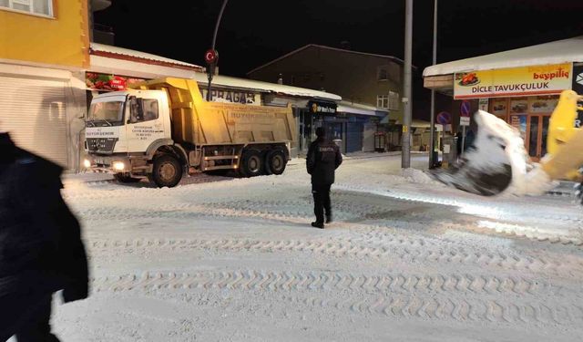 Diyadin'de ekiplerin karla mücadele mesaisi