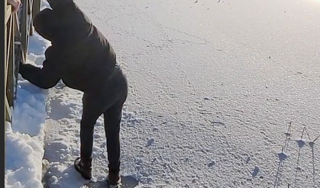 Donmuş gölde buz kırıldı, suya düşmekten son anda kurtuldu
