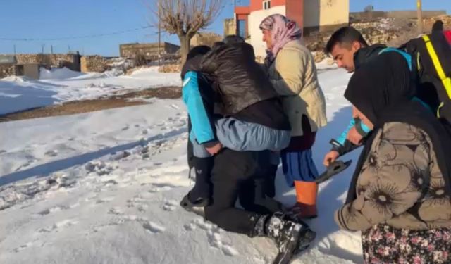 (Düzeltme) Mardin'de fedakar sağlık personeli: 84 yaşındaki hastayı sırtında taşıdı