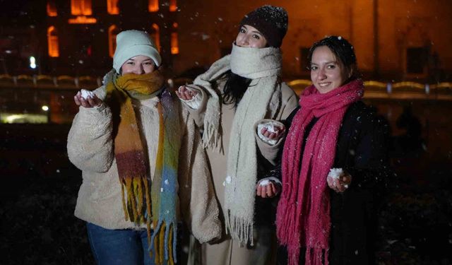 Edirne'de kar sevinci: Vatandaşlar beyaz örtünün tadını çıkardı