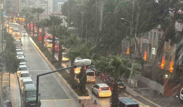 Edremit'te dolu ve lodos fırtınası etkili oldu