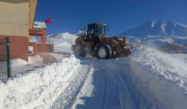 Eleşkirt'te çığ engeli kaldırıldı, 55 köy yolu ulaşıma açıldı